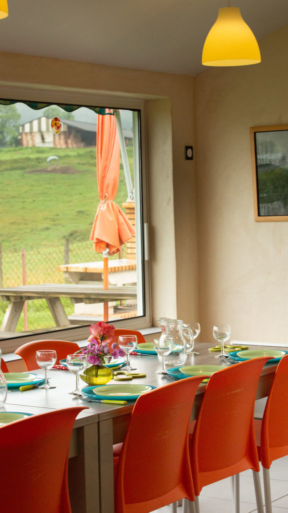 Espace commun gîte de groupe à la Ferme Landran